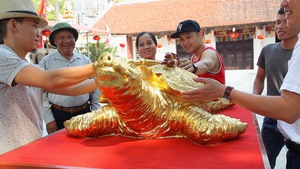 Góc nhìn trưa nay | Độc đáo với cụ rùa hồ Gươm mạ vàng 9999 của nghệ nhân làng gốm
