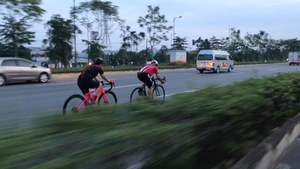 Phút cảnh báo: Tiếp diễn tình trạng người đi xe đạp bất chấp luật giao thông