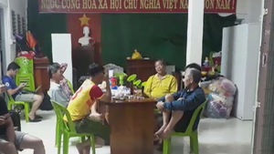 Mang nồi cơm điện, mì tôm, chăn đến trụ sở thôn tránh bão số 6