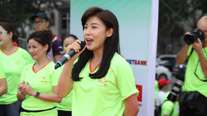 Ha Ji Won cùng nghệ sĩ Việt Nam chạy bộ gây quỹ mổ hàm ếch cho trẻ em