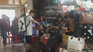 Phát hiện hàng ngàn sản phẩm giả hàng hiệu tại chợ Bến Thành và Saigon Square