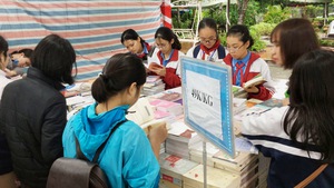 Giới trẻ hào hứng mua sách ngày hội sách 49 ngàn đồng/kg
