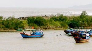 Biến công trình du lịch bỏ hoang thành nơi trú bão ghe thuyền