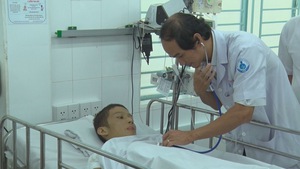 Gần 3 tháng nỗ lực điều trị cho bé trai bị sốt xuất huyết nặng