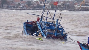4 tiếng đồng hồ cứu hộ tàu cá bị mắc cạn tại cửa biển ở Phú Yên
