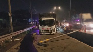 Người đi đường suýt chết vì xe tải nổ lốp