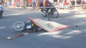 Một thợ hồ bị xe tải ben cán chết