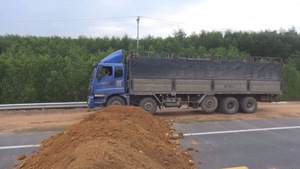 Đổ đất ngăn xe chạy “chui” trên cao tốc La Sơn – Túy Loan