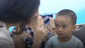 Cứu bé trai 2 tuổi thoát khỏi mù mắt do biến chứng viêm xoang