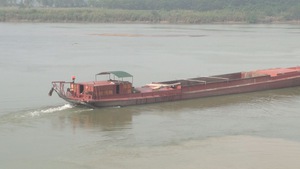 Ngăn vệt dầu loang trên sông Lam, nơi cấp nước sạch cho TP Vinh
