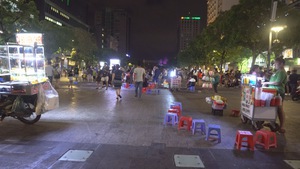 Chốt chặn hàng rong vào phố đi bộ Nguyễn Huệ