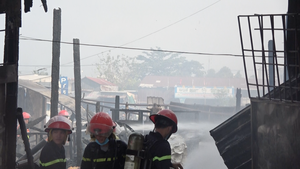 Video: Cháy tiệm kinh doanh dầu, 4 người thoát nạn