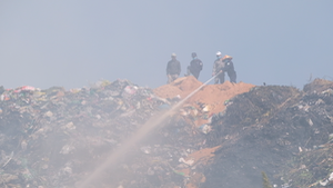 Video: Núi rác Cam Ly bốc cháy tràn khói vào TP Đà Lạt