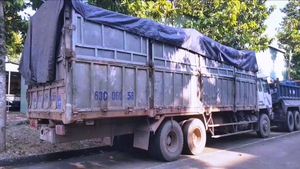 Xử phạt tài xế đổ trộm hàng chục tấn rác ở khu vực giáp ranh 3 tỉnh