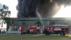 Cháy kho của công ty bột mì, cột khói bốc cao hàng trăm mét