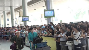 Tin nóng 24h: Kêu gọi người dân chia sẻ giảm áp lực đưa tiễn ở sân bay