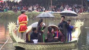 Hàng ngàn du khách đội mưa đến hội Lim để nghe Quan họ