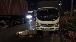 Va vào xe container ngã xuống đường, nam thanh niên bị xe tải cán tử vong