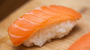 Sushi cá hồi sống không phải là của người Nhật