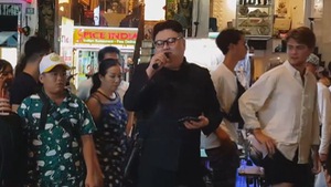 Du khách thích thú nghe Kim Jong Un giả 'hát rong' tại phố đi bộ Bùi Viện