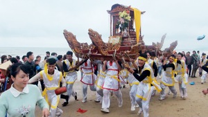 Hàng vạn người dân xem rước kiệu 'bay' ở lễ hội Đền Cờn, Nghệ An