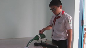 Học sinh lớp 9 sáng chế máy hút bụi cầm tay từ vật liệu tái chế