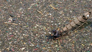 Kinh hoàng con sông phủ kín rác thải nhựa tại Indonesia