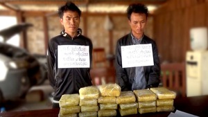 Bắt hai người Lào mang theo súng và 118 ngàn viên ma túy vào Việt Nam