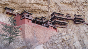 Kỳ bí ngôi chùa 1.500 tuổi trên vách đá dựng đứng
