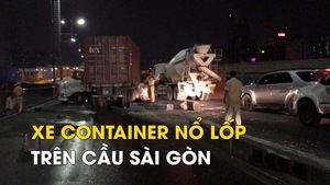 Xe container nổ lốp, thùng container lật ngang trên cầu Sài Gòn