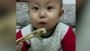 Bé trai 2 tuổi dùng đũa ăn điêu luyện gây sốt MXH và câu chuyện cảm động phía sau