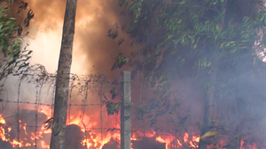 Bãi phế liệu cháy ngùn ngụt uy hiếp nhà dân