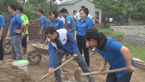 Đoàn viên, thanh niên tình nguyện làm sân chơi cho trẻ em