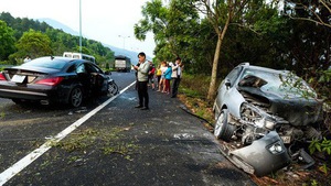 Ôtô 4 chỗ tông trực diện xe 7 chỗ trên cao tốc, một người chết