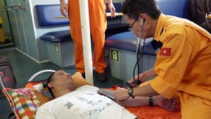 Cứu thuyền viên Philippines bị nạn trên vùng biển Hoàng Sa