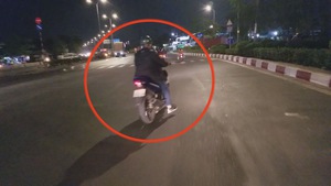 Người đàn ông say xỉn chạy xe máy, nhiều lần suýt gây tai nạn cho người đi đường