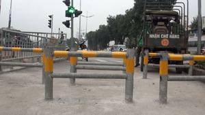 Lắp rào chắn ngăn xe máy trên đường đi bộ ven sông Tô Lịch