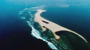 Đảo cát xuất hiện ở biển Cửa Đại đe doạ lưu thông cho tàu thuyền