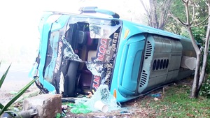 Xe khách chở 40 người lật sau cú tông xe tải, 1 người chết