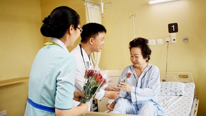 Nhiều hoạt động chăm lo cho nữ bệnh nhân trong ngày 8-3
