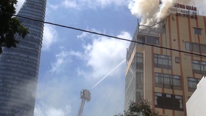 Cháy dữ dội tại tòa nhà cao tầng ở trung tâm quận 1