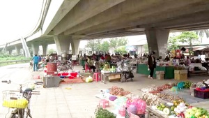 Chợ cóc, buôn bán dưới chân gầm cầu vượt đường sắt ở Nghệ An