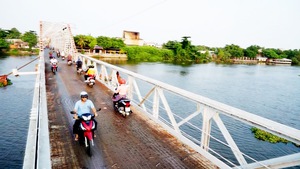 Người dân tiếc nuối “chia tay” cầu sắt Phú Long