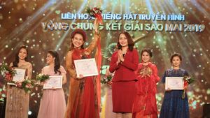 Giải trí 24h: Chung kết Sao Mai 2019 chuyển mình tích cực sau khi bị chê “già”