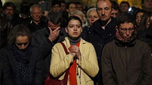 Người dân tập trung cầu nguyện trước nhà thờ Đức Bà Paris