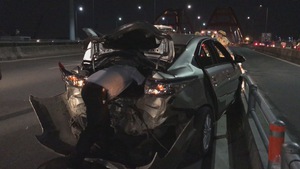 Môtô phân khối lớn tông nát bươm xe ô tô trên cầu Bình Lợi