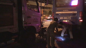 Tai nạn liên hoàn, một người bị kẹp cứng giữa xe tải, xe buýt