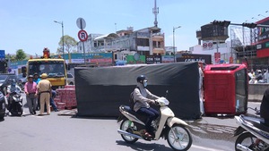 Lật xe tải, giao thông ùn tắc trên đường Phạm Văn Đồng