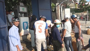 Dân đảo Lý Sơn nháo nhào mua xăng dầu dự trữ