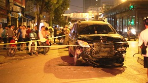 Ô tô đâm liên hoàn trên đường Láng Hà Nội, cán chết nữ công nhân môi trường
